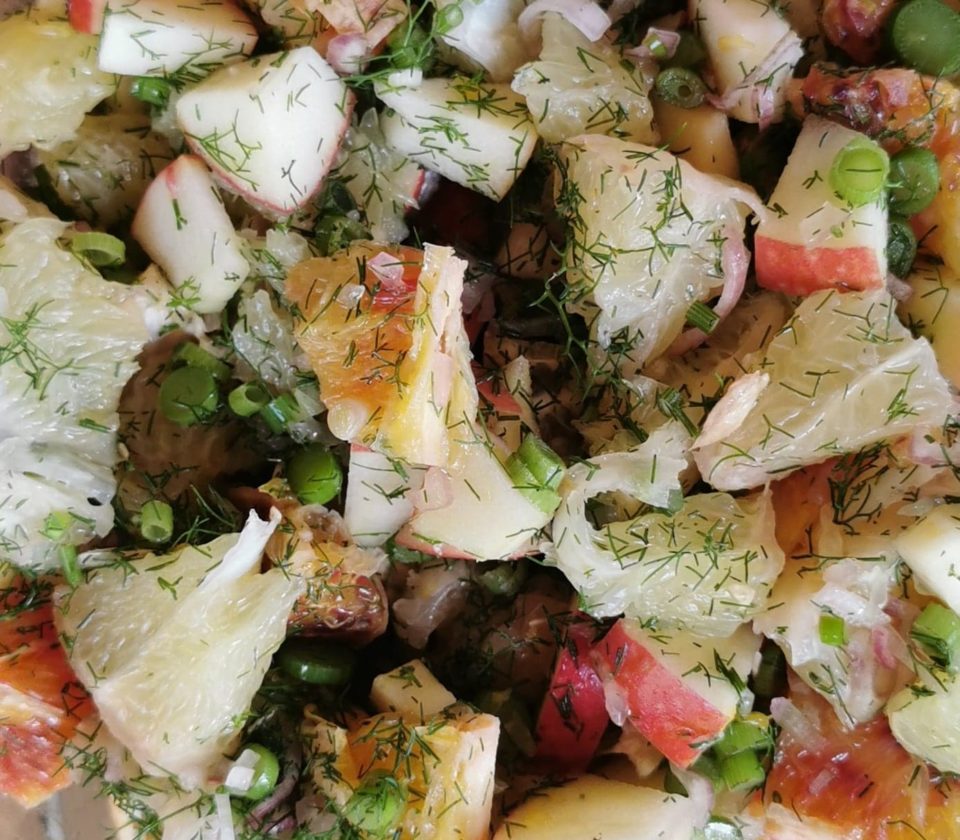 Salade acidulée, agrumes, pommes et fenouil sauvage