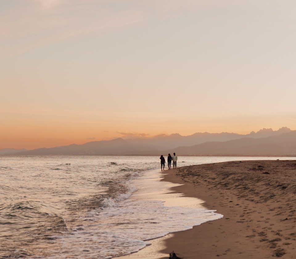 coucher-de-soleil-sur-la-plage-corse